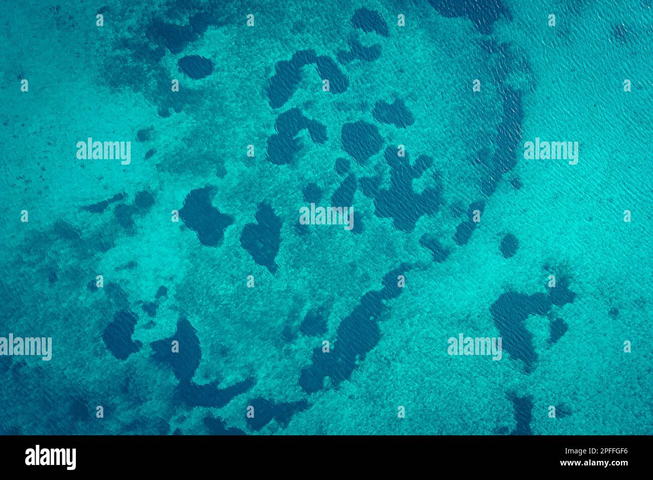 Belle vue de drone sur le fond du lac Attersee, haute-Autriche, Europe, avec ses eaux cristallines et turquoise verdâtre Banque D'Images