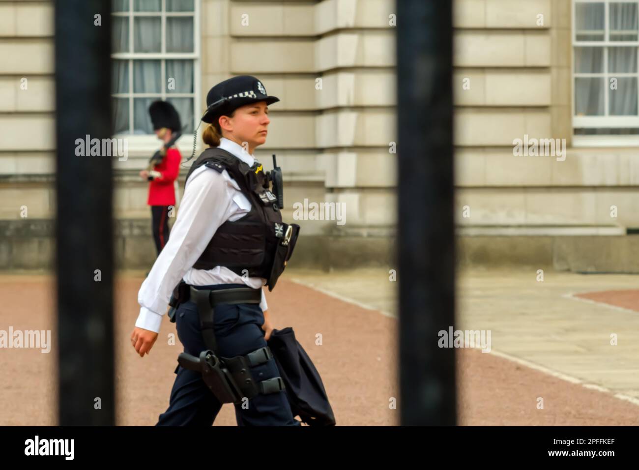 Londres, Royaume-Uni - 21 mai 2018 : vue d'une femme policier devant le Palais de Buckingham à Londres Banque D'Images