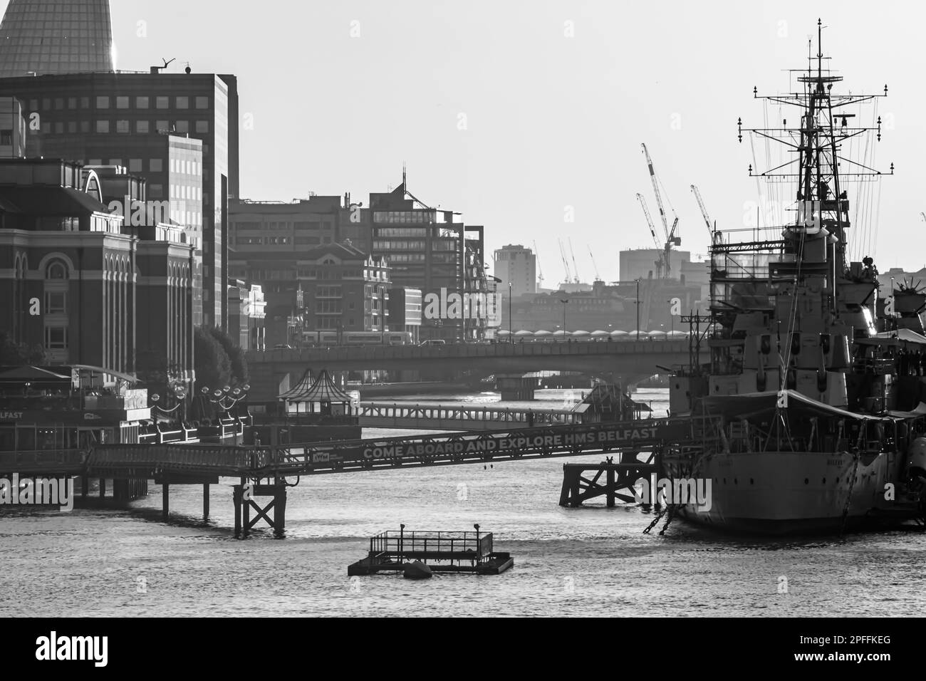 Londres, Royaume-Uni - 23 mai 2018 : vue sur le navire de guerre HMS Belfast, un musée flottant sur la Tamise et un beau coucher de soleil à Londres Banque D'Images