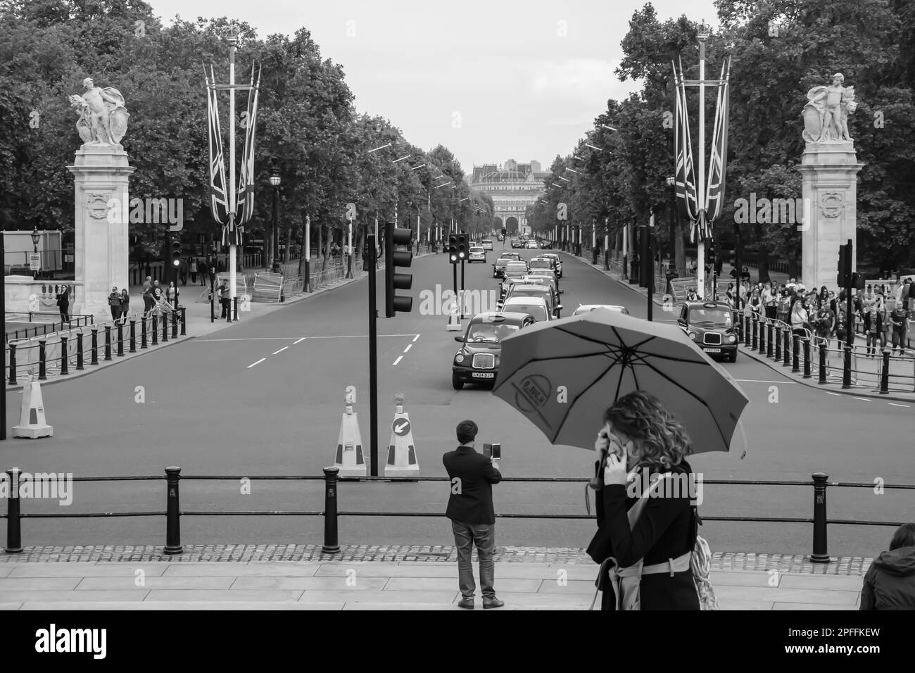 Londres, Royaume-Uni - 23 mai 2018 : vue sur le centre commercial, la route royale qui mène de Trafalgar Square à Buckingham Palace en noir et blanc Banque D'Images