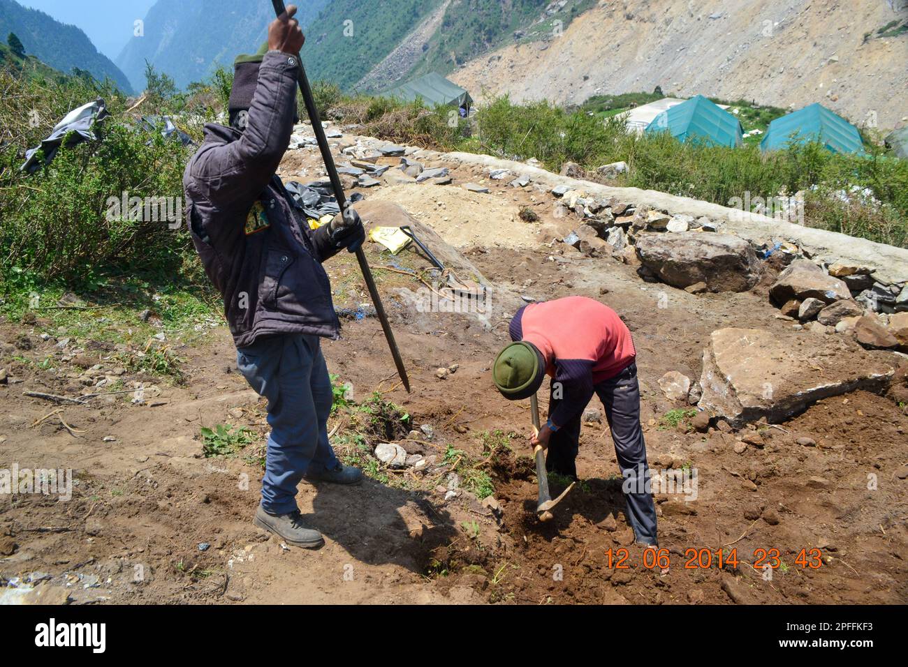 Rudarprayag, Uttarakhand, Inde, 12 juin 2014, Labor travaillant dans le projet de reconstruction de Kedarnath. Le gouvernement a élaboré un plan de reconstruction pour le Kedarn Banque D'Images