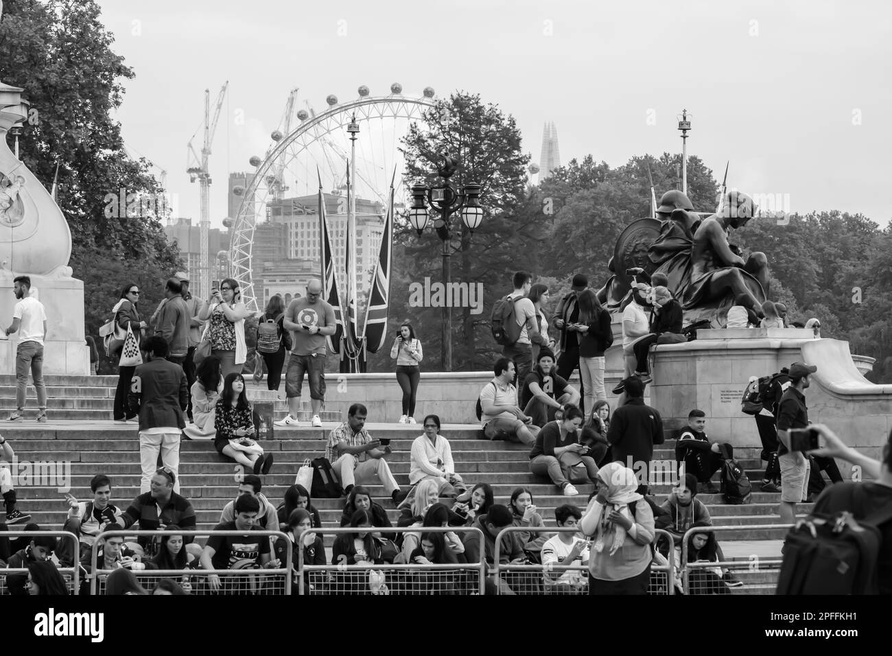 Londres, Royaume-Uni - 23 mai 2018 : vue des touristes au Mémorial de la Reine Victoria et au London Eye en arrière-plan en noir et blanc Banque D'Images