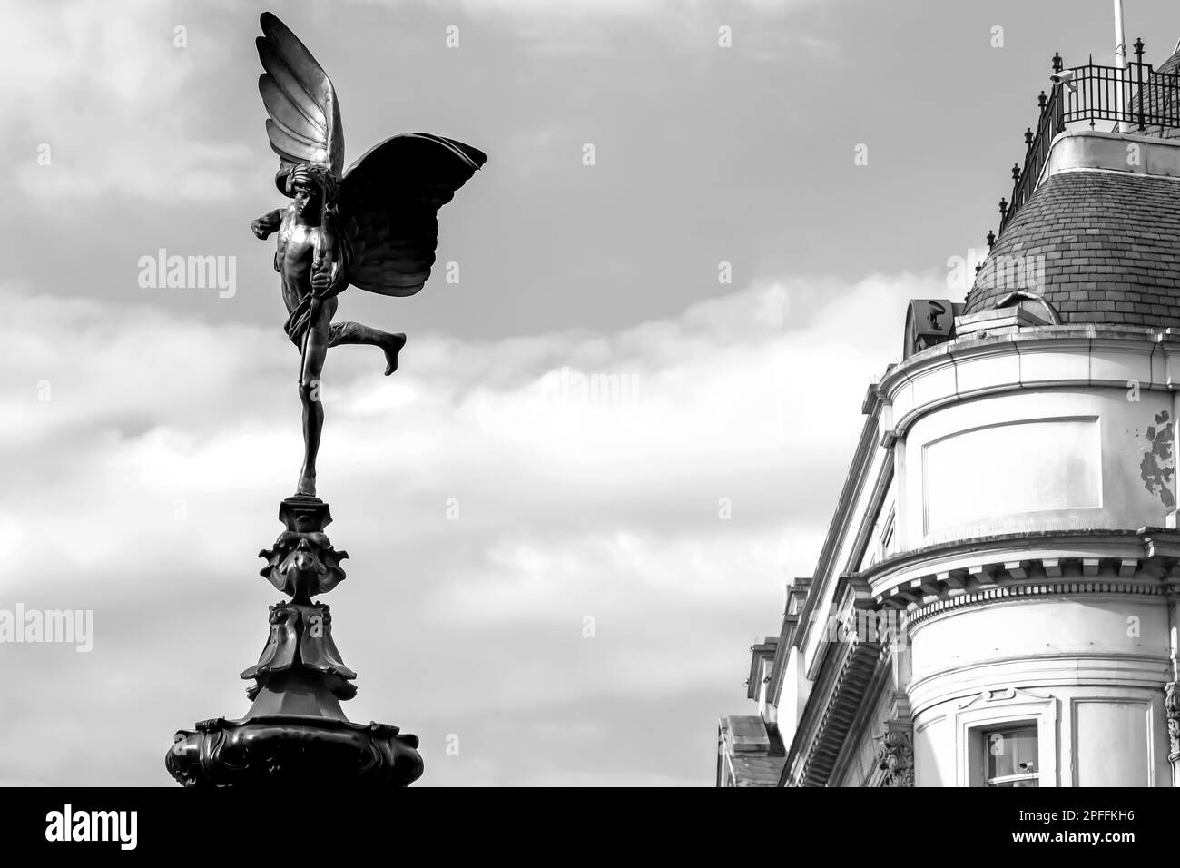 Londres, Royaume-Uni - 23 mai 2018 : vue rapprochée de la fontaine commémorative Shaftsbury, également connue sous le nom d'Eros dans Piccadilly Circus Londres Banque D'Images