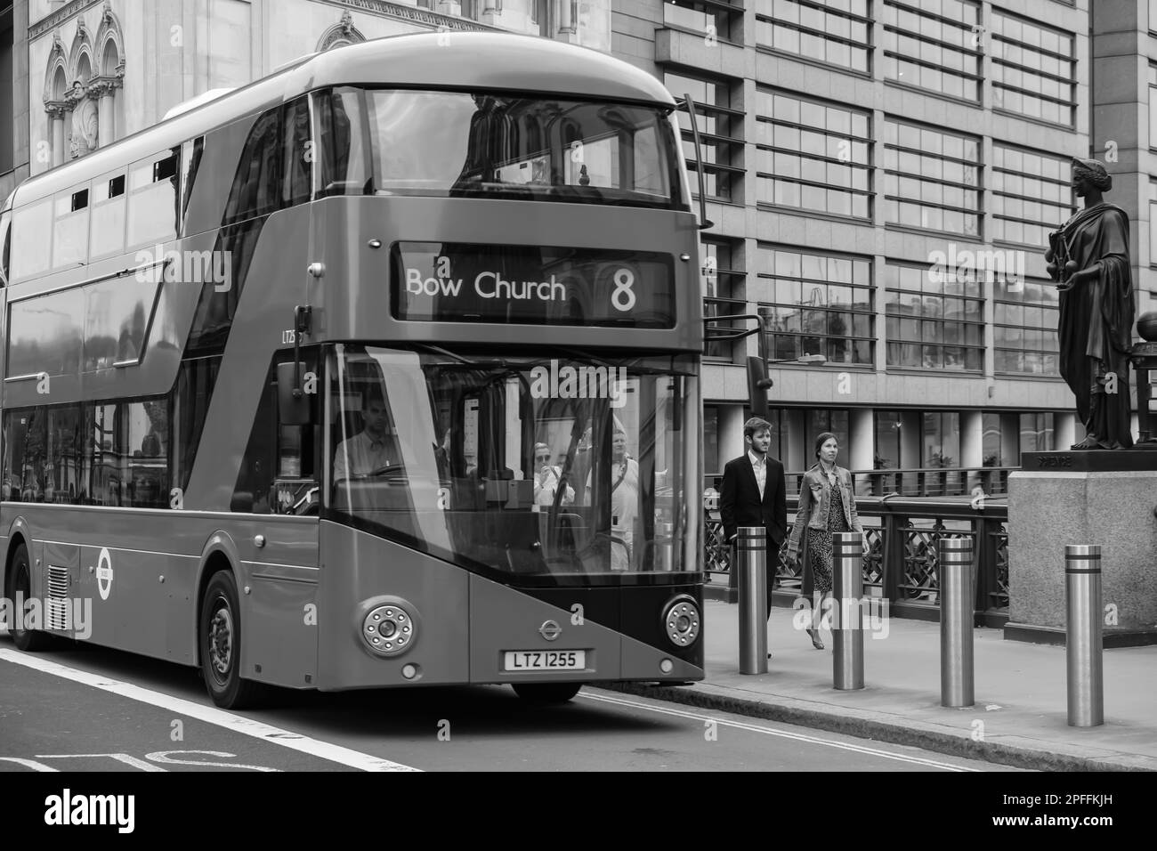 Londres, Royaume-Uni : 21 mai 2018 - Un bus typique et traditionnel à impériale rouge dans le centre de Londres en noir et blanc Banque D'Images