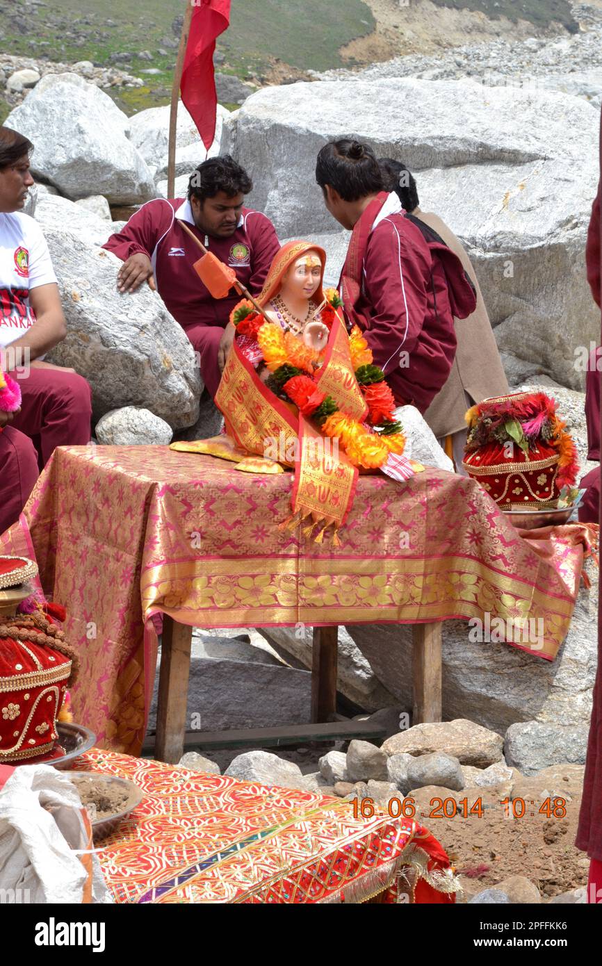 Rudarprayag, Uttarakhand, Inde, 16 juin 2014, Pilgrims avec Adi Shankaracharya idol dans Kedarnath Inde. ADI Shankaracharya était un philosophe indien Banque D'Images