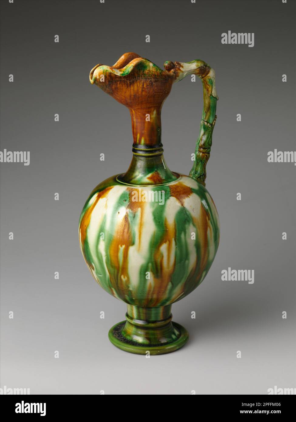 Amphora, dynastie Tang (618–907), fin du 7th siècle, faïence avec glaçure à trois couleurs (sancai), date fin du 7th siècle Banque D'Images