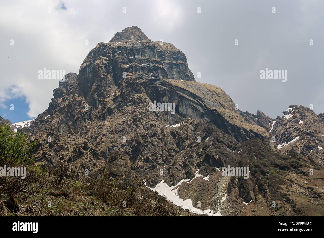 Montagne, sommets, paysage de l'Himalaya. Himalaya, grand système de montagne de l'Asie formant une barrière entre le plateau du Tibet au nord A. Banque D'Images Montagne, sommets, paysage de l'Himalaya. Himalaya, grand système de montagne de l'Asie formant une barrière entre le plateau du Tibet au nord A. Banque D'Images
