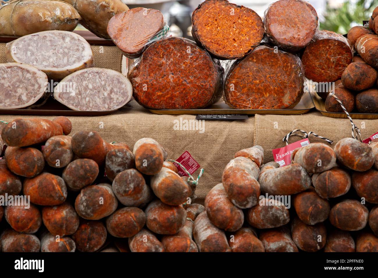 Saucisses traditionnelles de viande de porc sobrasada marché Sineu île de Majorque Espagne