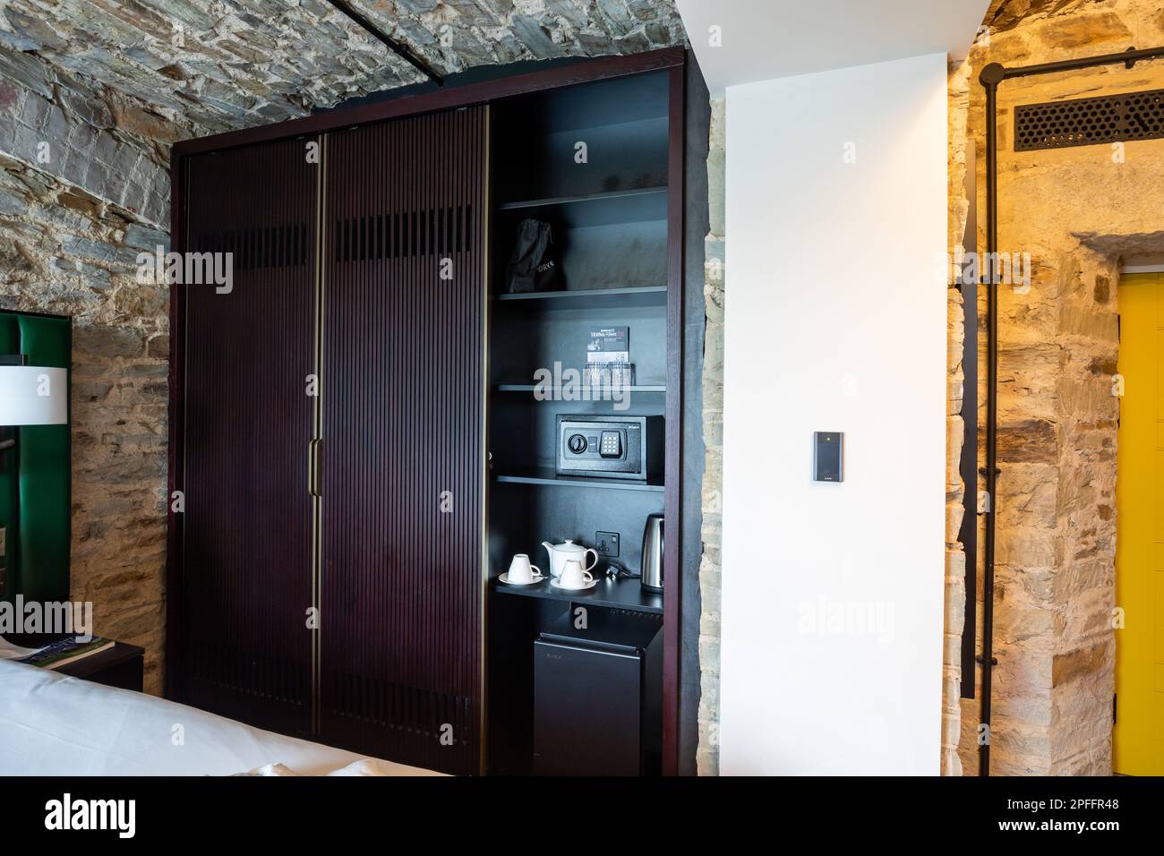 Armoire et théière dans une chambre de l'hôtel Bodmin Jail à Bodmin, Cornouailles Banque D'Images