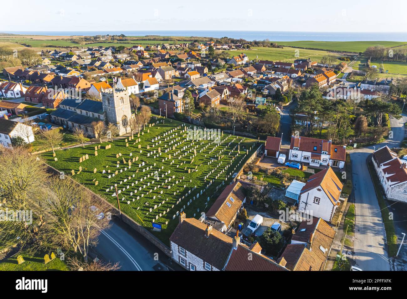 Tir de drone d'un cimetière entouré de petites maisons à Flamborough, Royaume-Uni. Photo de haute qualité Banque D'Images