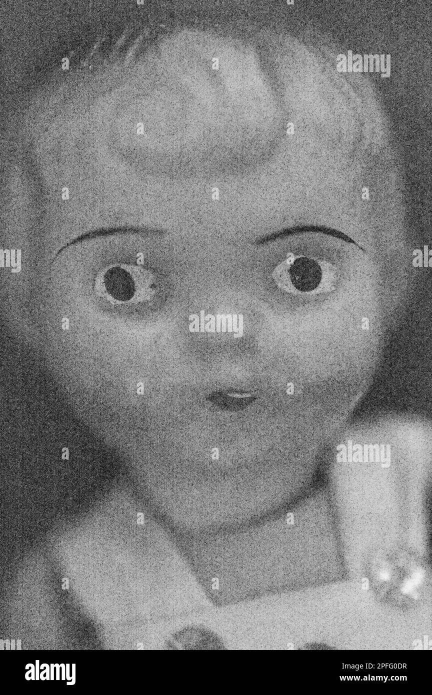 Doux et crayon comme image noire et blanche de poupée de 1950s fille avec de grands yeux et regard inquiet Banque D'Images