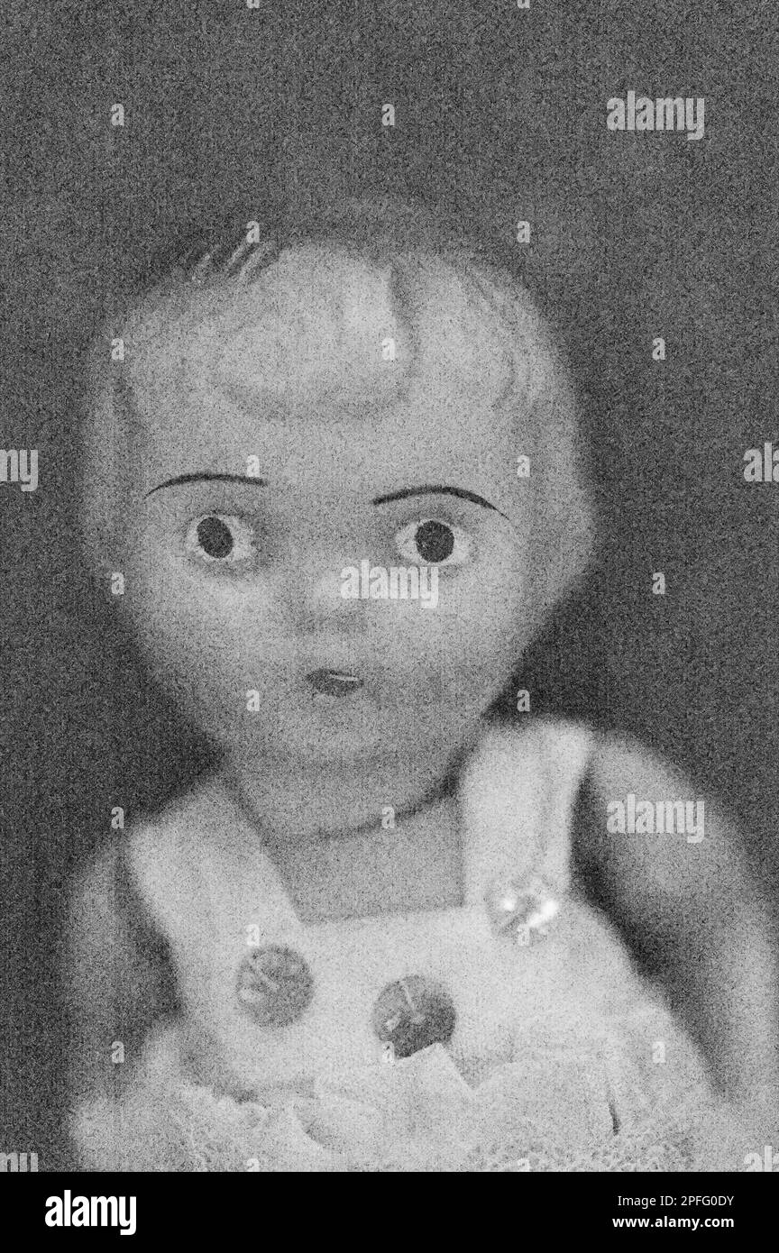 Doux et crayon comme image noire et blanche de poupée de 1950s fille avec de grands yeux et regard inquiet Banque D'Images