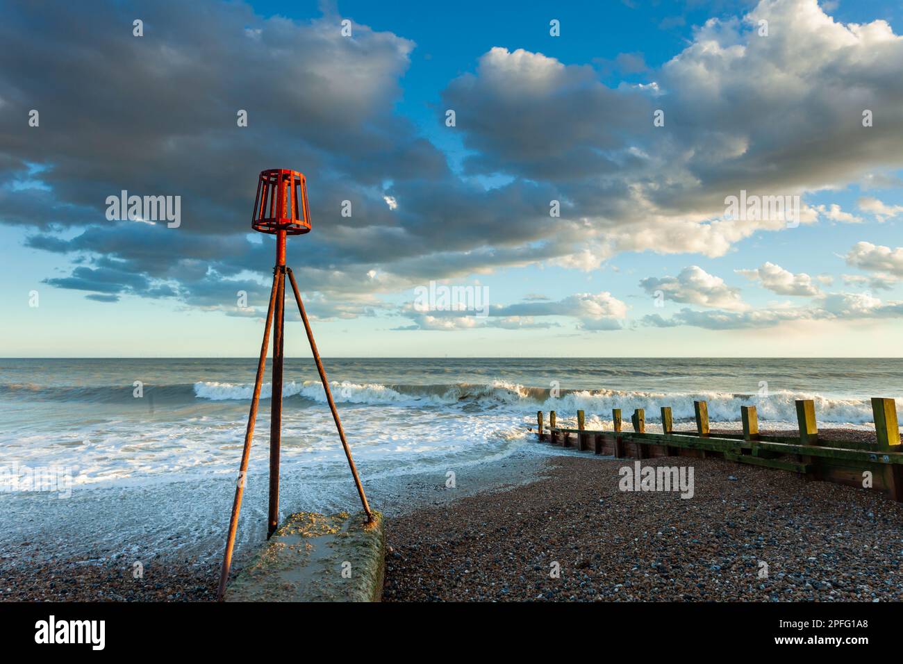 Nuages orageux sur la plage de Worthing, West Sussex, Angleterre. Banque D'Images