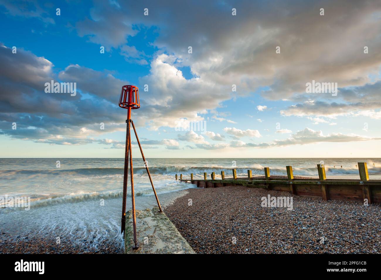 Mars après-midi sur la plage de Worthing à West Sussex, Angleterre. Banque D'Images