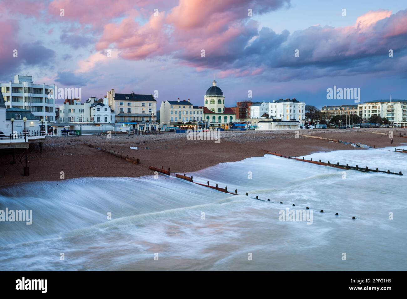 Coucher de soleil sur la plage de Worthing à West Sussex, Angleterre. Banque D'Images