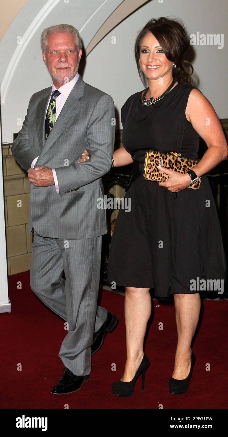 Photo du dossier datée du 30/08/2012, de David Gold et de sa fille Jacqueline arrivant aux prix de la télévision de réalité nationale au Porchester Hall, dans l'ouest de Londres. La fondatrice d'Ann Summers, Jacqueline Gold, est décédée à l'âge de 62 ans, a déclaré sa famille. Date de publication : vendredi 17 mars 2023. Banque D'Images