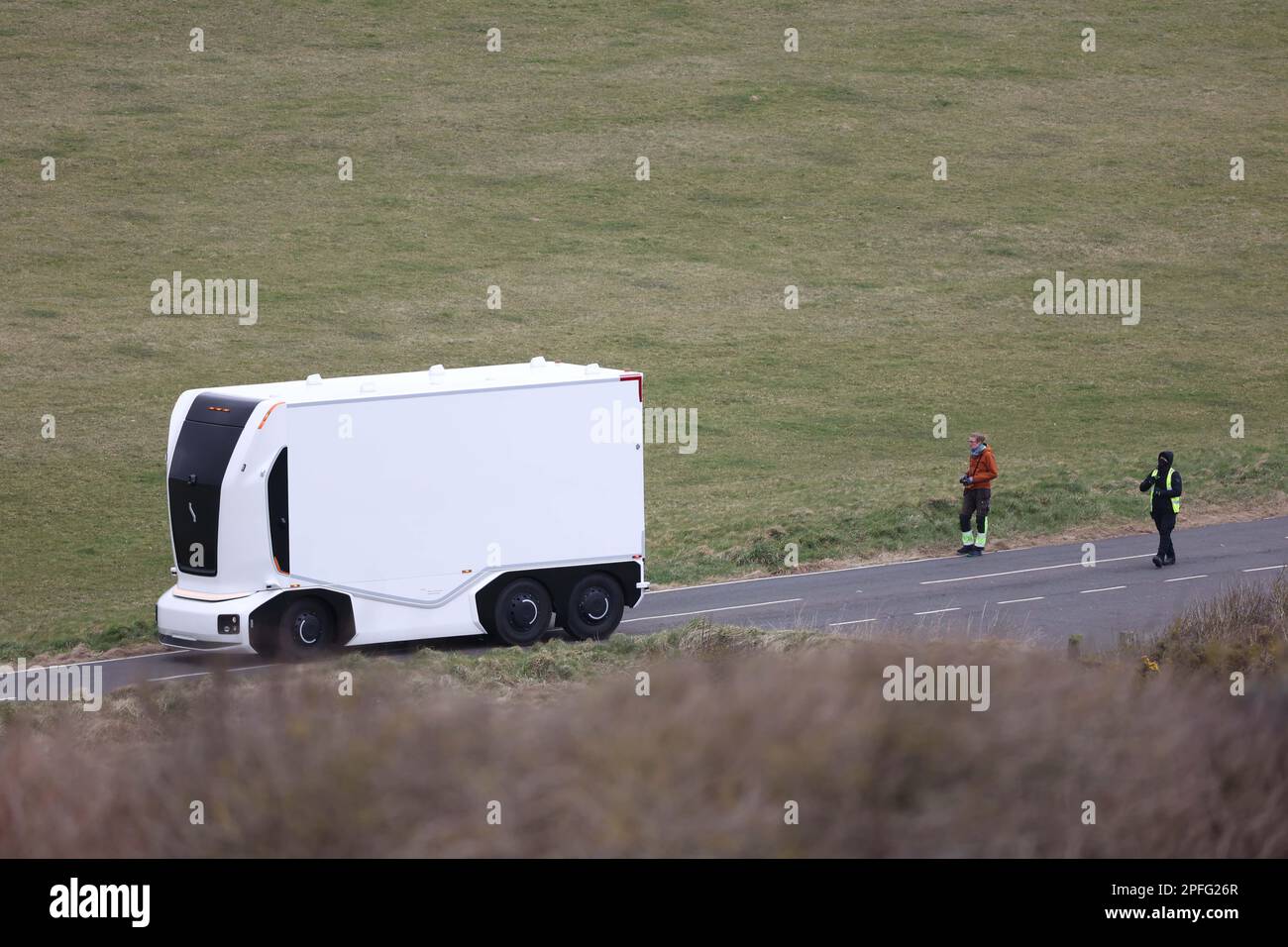 Un camion électrique autonome suédois Einride Gen 2 est mis à l'épreuve sur les routes de la Grande-Bretagne pour la première fois. Le véhicule futuriste a été filmé par une équipe de tournage utilisant un drone alors qu'il a roulé à distance le long de Beachy Head Road près d'Eastbourne, au Royaume-Uni. Banque D'Images