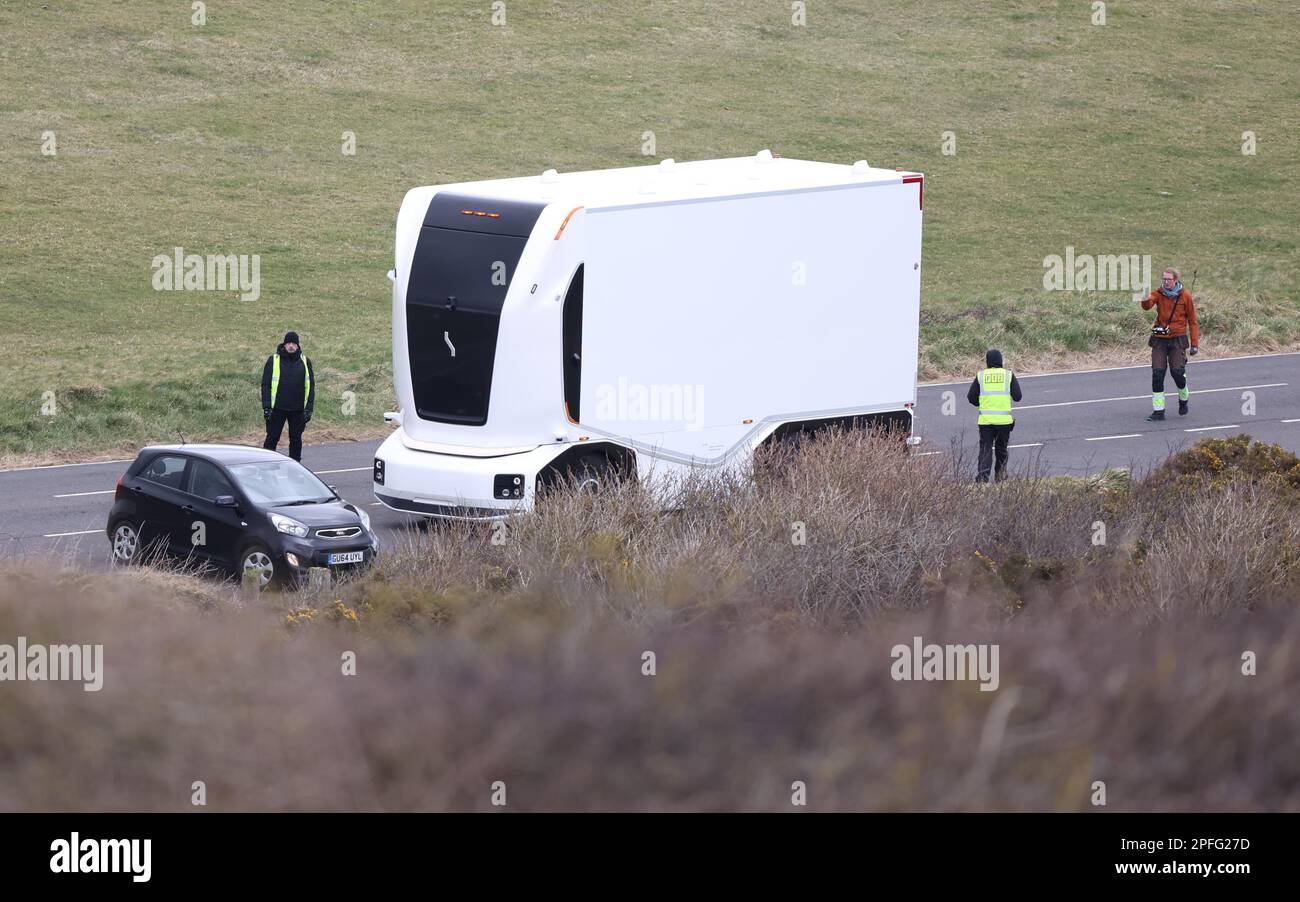 Un camion électrique autonome suédois Einride Gen 2 est mis à l'épreuve sur les routes de la Grande-Bretagne pour la première fois. Le véhicule futuriste a été filmé par une équipe de tournage utilisant un drone alors qu'il a roulé à distance le long de Beachy Head Road près d'Eastbourne, au Royaume-Uni. Banque D'Images