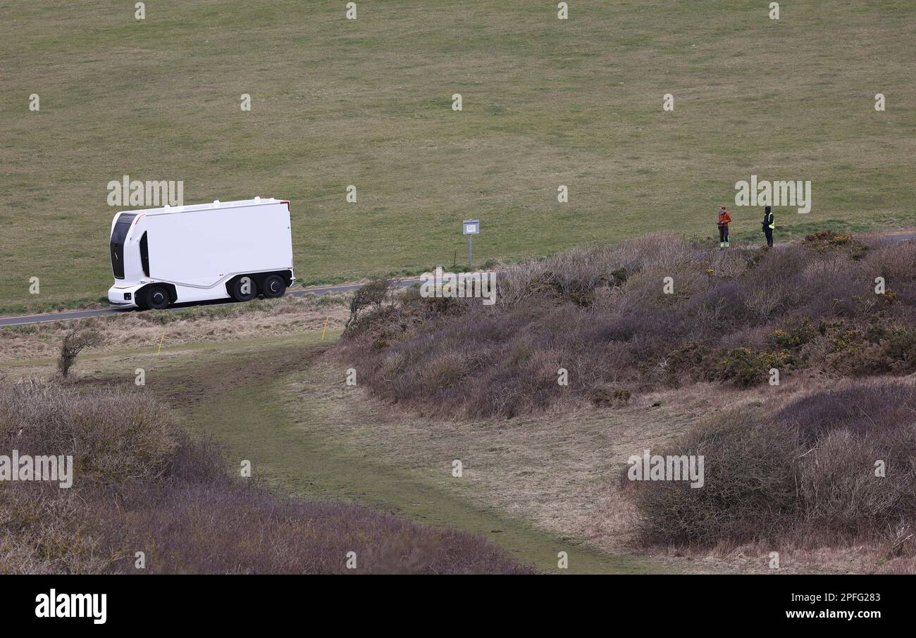 Un camion électrique autonome suédois Einride Gen 2 est mis à l'épreuve sur les routes de la Grande-Bretagne pour la première fois. Le véhicule futuriste a été filmé par une équipe de tournage utilisant un drone alors qu'il a roulé à distance le long de Beachy Head Road près d'Eastbourne, au Royaume-Uni. Banque D'Images