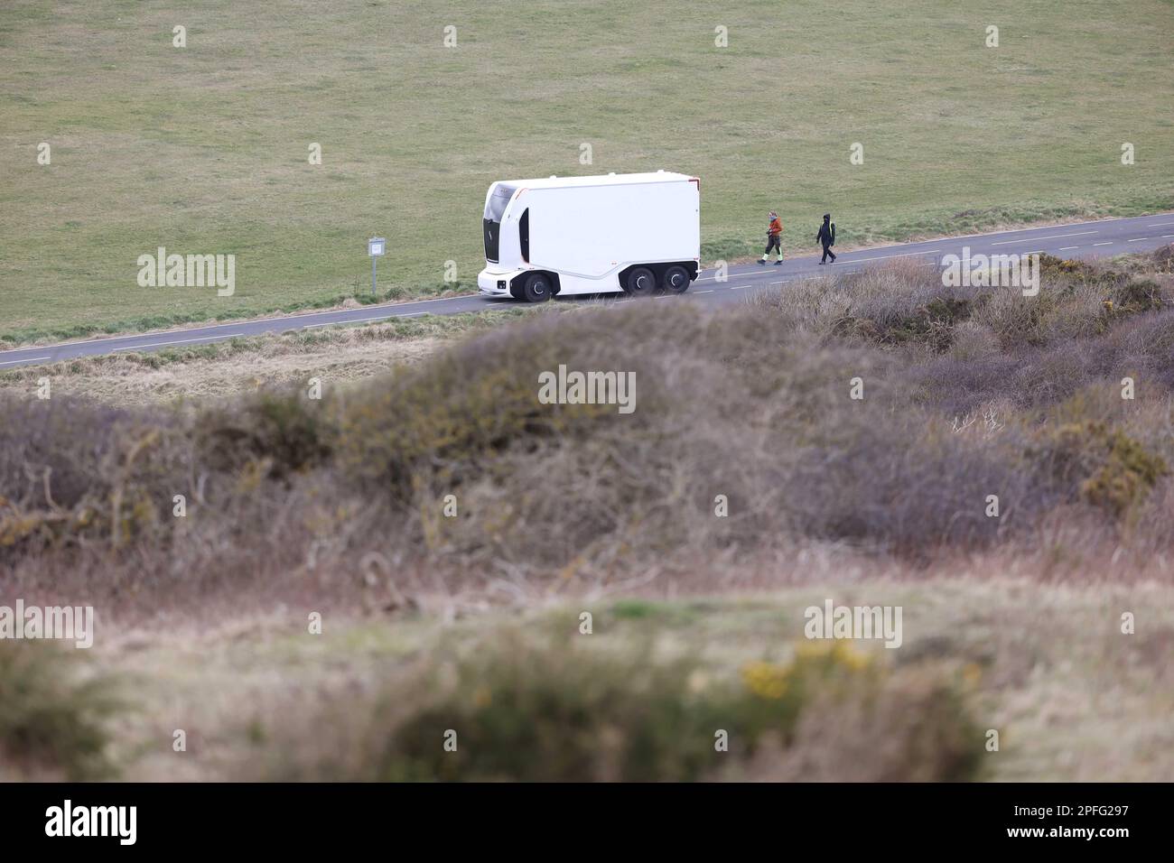 Un camion électrique autonome suédois Einride Gen 2 est mis à l'épreuve sur les routes de la Grande-Bretagne pour la première fois. Le véhicule futuriste a été filmé par une équipe de tournage utilisant un drone alors qu'il a roulé à distance le long de Beachy Head Road près d'Eastbourne, au Royaume-Uni. Banque D'Images