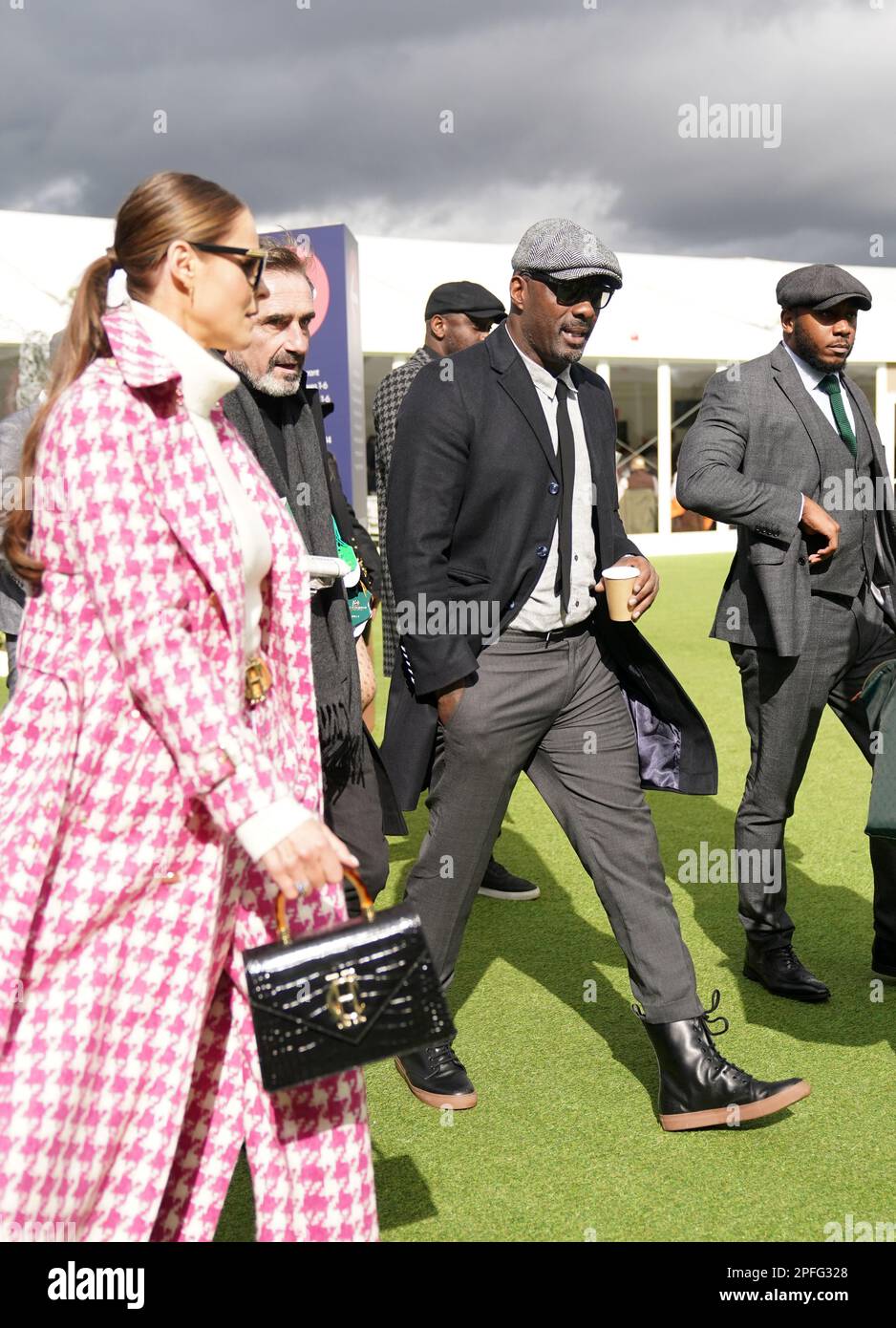 De gauche à droite, Jade Holland Cooper, Julian Dunkerton et Idris Elba avant le quatrième jour du Cheltenham Festival à l'hippodrome de Cheltenham. Date de la photo: Vendredi 17 mars 2023. Banque D'Images