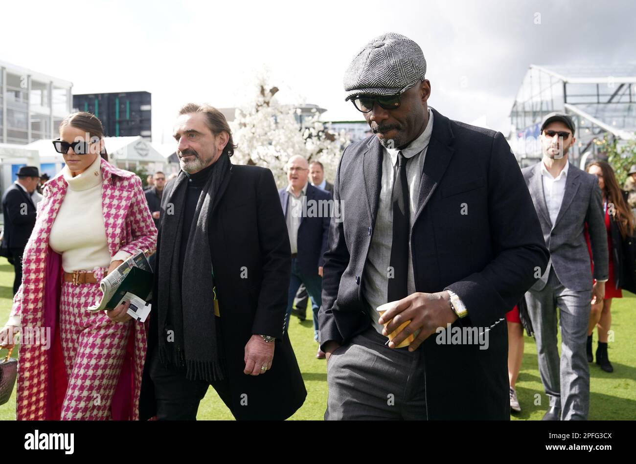 De gauche à droite, Jade Holland Cooper, Julian Dunkerton et Idris Elba avant le quatrième jour du Cheltenham Festival à l'hippodrome de Cheltenham. Date de la photo: Vendredi 17 mars 2023. Banque D'Images