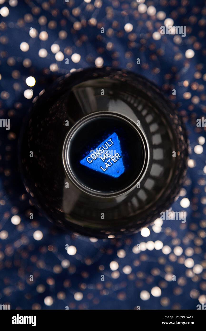Jouet de balle magique refusant de répondre à une question. Fortune dire jouet dire me consulter plus tard Banque D'Images