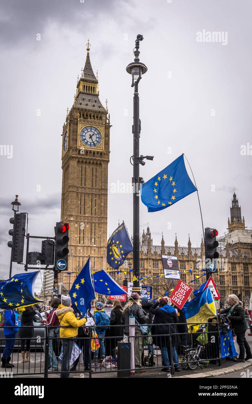 Drapeaux européens agitant devant les chambres du Parlement en condamnation du gouvernement conservateur et du Brexit, Londres, Royaume-Uni Banque D'Images