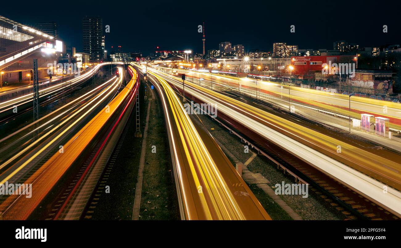 17 mars 2023, Berlin: Seulement en tant que bandes colorées les trains de passage peuvent être vus du pont de Varsovie. Photo: Paul Zinken/dpa Banque D'Images