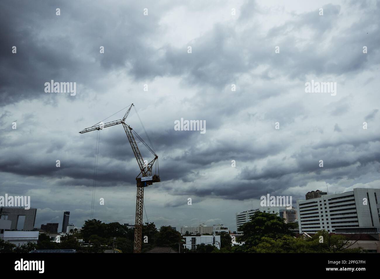 Une grande grue fonctionne par temps d'orage avant qu'elle ne pleure. Banque D'Images