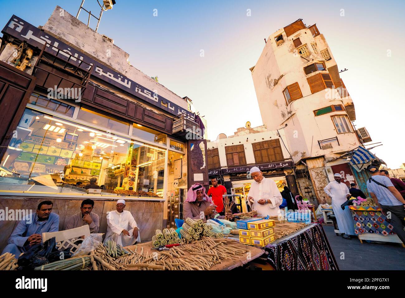 Homme arabe vendant des brindilles de nettoyage des dents miswak sur le marché de la rue Souk Baab Makkah dans le quartier historique Al-Balad à Jeddah, KSA, Arabie Saoudite Banque D'Images