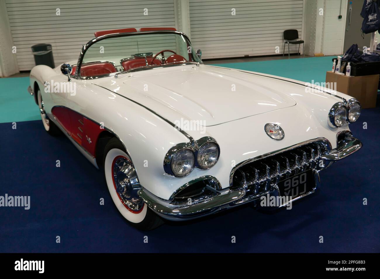 Vue des trois quarts avant d'une Corvette C1 de Chevrolet blanche, 1960, exposée au salon des voitures classiques de Londres 2023 Banque D'Images