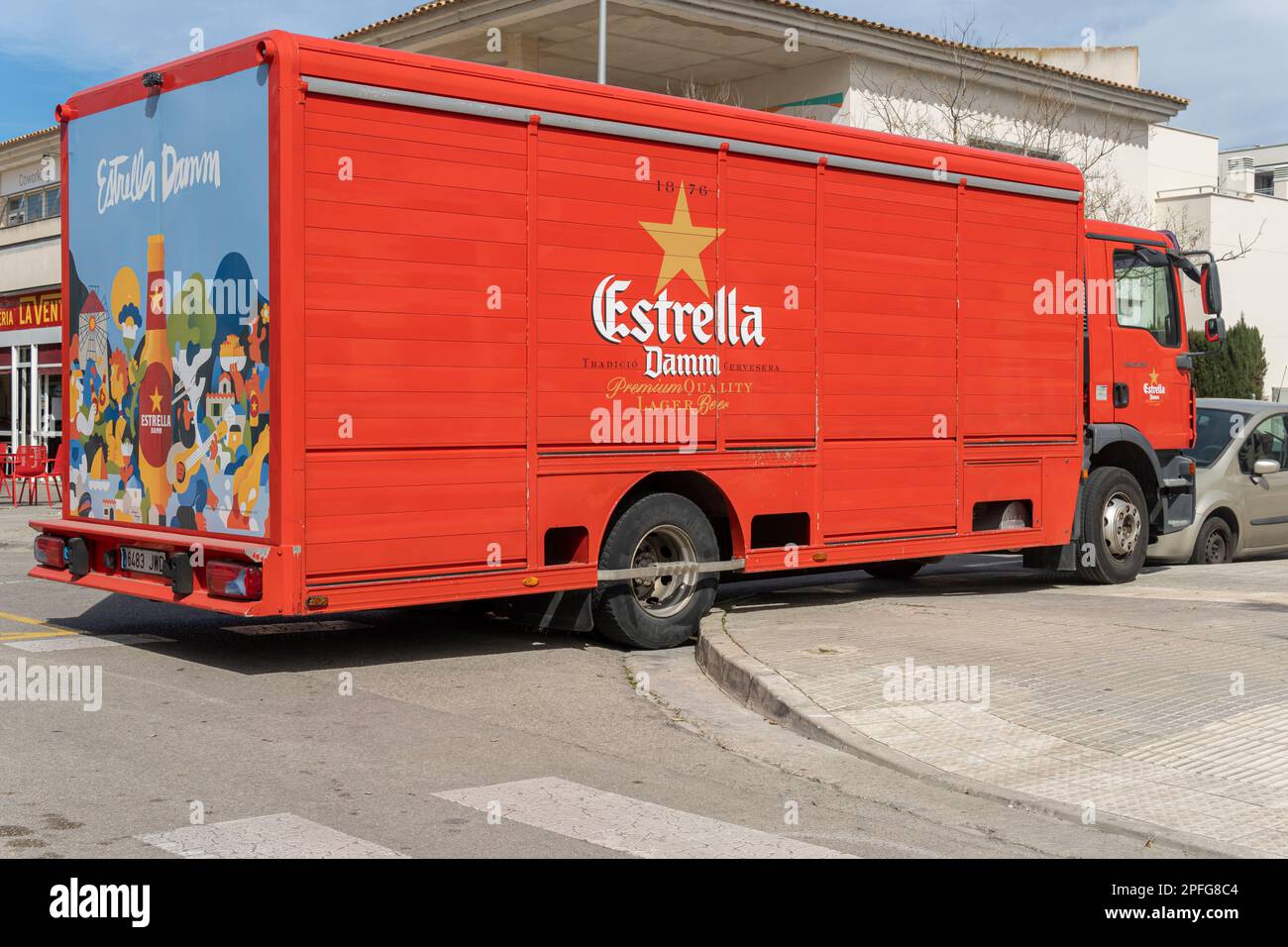 Playa de Palma, Espagne; mars 13 2023: Camion de livraison de bière rouge garée de la société espagnole Estrella Damm. Île de Majorque, Espagne Banque D'Images