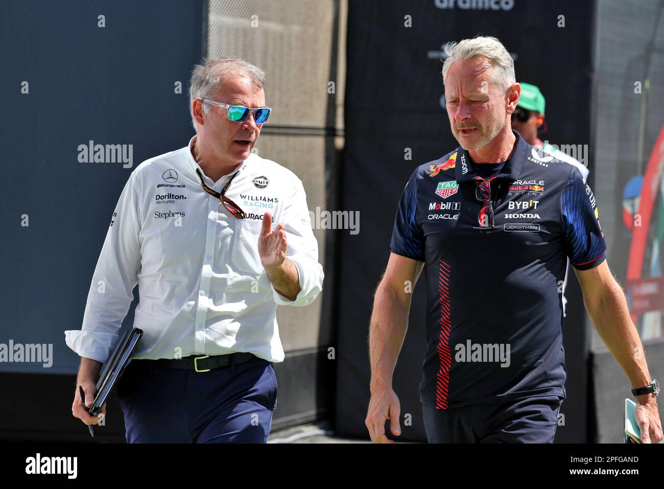 Djeddah, Arabie Saoudite. 17th mars 2023. (De gauche à droite) : Dave Redding (GBR) Williams Racing Team Manager et Jonathan Wheatley (GBR) Red Bull Racing Team Manager. Championnat du monde de Formule 1, Rd 2, Grand Prix d'Arabie Saoudite, vendredi 17th mars 2023. Djeddah, Arabie Saoudite. Crédit : James Moy/Alay Live News Banque D'Images