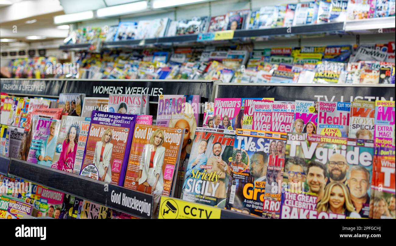 Livres et magazines sur les étagères des magasins Banque D'Images