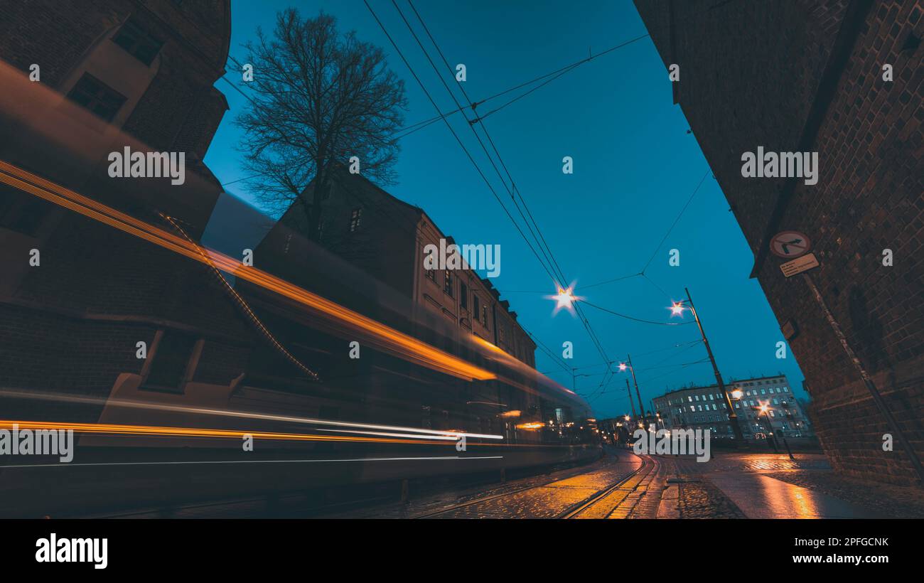 rue de la ville la nuit avec des sentiers de signalisation pour véhicules Banque D'Images