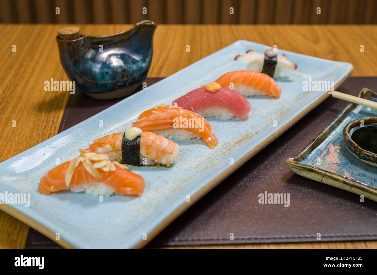 Sushi japonais de qualité différente ( niguiri) sur une assiette élégante. Banque D'Images