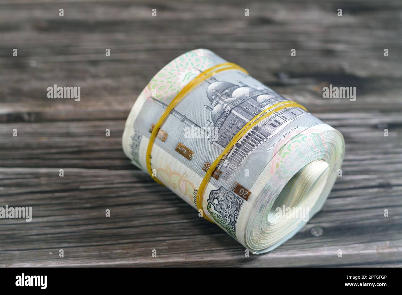 20 EGP LE vingt livres d'Égypte billets d'argent comptant enroulé avec des bandes de caoutchouc avec une image de la mosquée Mohammed Ali, char de guerre pharaonique, frise de Banque D'Images