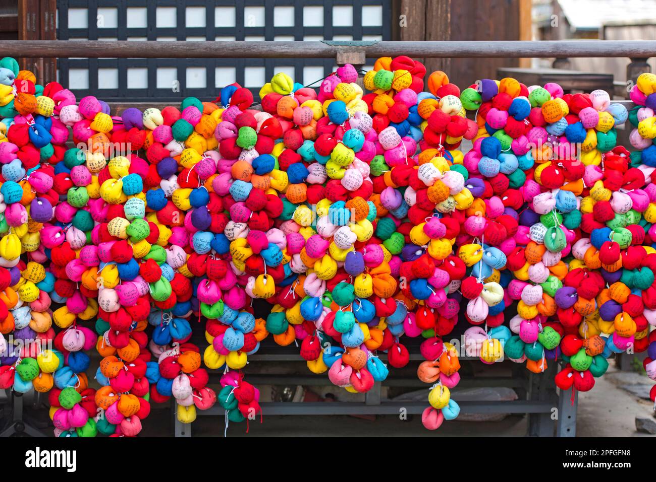 KYOTO - 01 JANVIER : boulettes kurizaru multicolores dans un temple de Kyoto sur 03 janvier. 2017 au Japon Banque D'Images