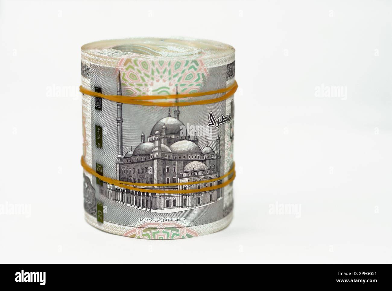 20 EGP LE vingt livres d'Égypte billets d'argent comptant enroulé avec des bandes de caoutchouc avec une image de la mosquée Mohammed Ali, char de guerre pharaonique, frise de Banque D'Images
