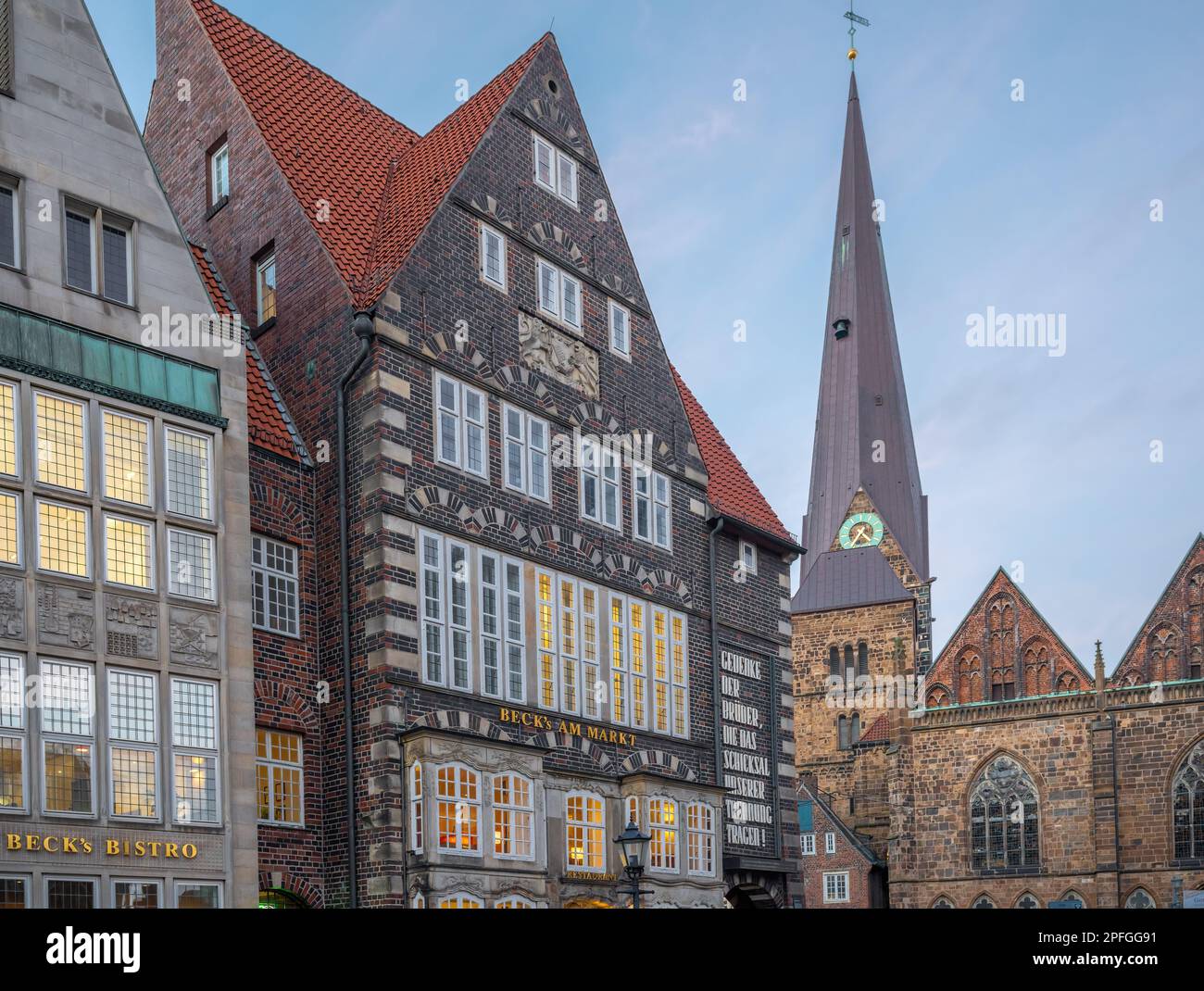 Deutsches Haus (ancien Rathscafe) et Eglise notre-Dame - Brême, Allemagne Banque D'Images