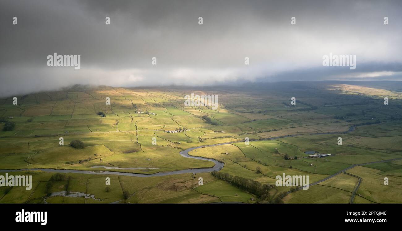 Staggs est tombé à Wensleydale, avec la rivière Ure qui serpentait à travers le fond de dale un matin d'hiver. Parc national de Yorkshire Dales, Royaume-Uni. Banque D'Images Staggs est tombé à Wensleydale, avec la rivière Ure qui serpentait à travers le fond de dale un matin d'hiver. Parc national de Yorkshire Dales, Royaume-Uni. Banque D'Images