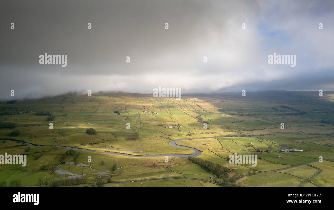 Staggs est tombé à Wensleydale, avec la rivière Ure qui serpentait à travers le fond de dale un matin d'hiver. Parc national de Yorkshire Dales, Royaume-Uni. Banque D'Images Staggs est tombé à Wensleydale, avec la rivière Ure qui serpentait à travers le fond de dale un matin d'hiver. Parc national de Yorkshire Dales, Royaume-Uni. Banque D'Images