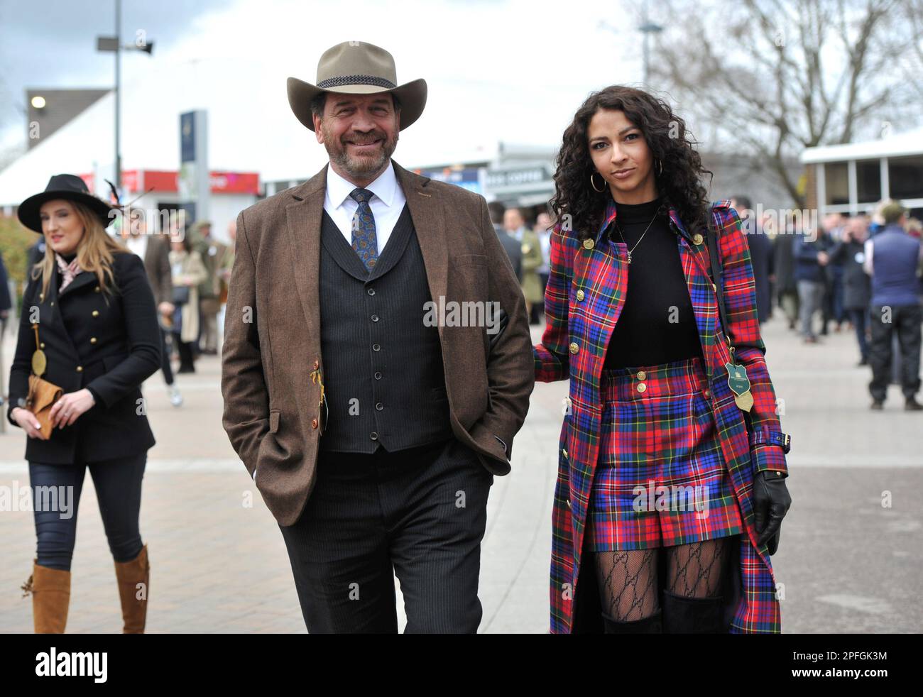 La foule entre dans l'hippodrome, y compris le présentateur de TV de Briy SOS Nick Knowles avec la petite amie Katie Dadzie. Courses hippiques à l'hippodrome de Cheltenham o Banque D'Images