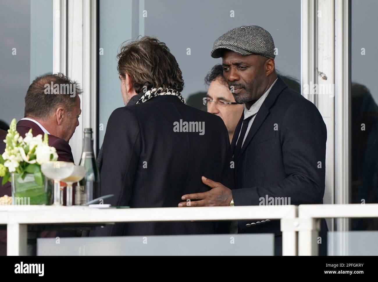Idris Elba regardant depuis un balcon le quatrième jour du Cheltenham Festival à l'hippodrome de Cheltenham. Date de la photo: Vendredi 17 mars 2023. Banque D'Images