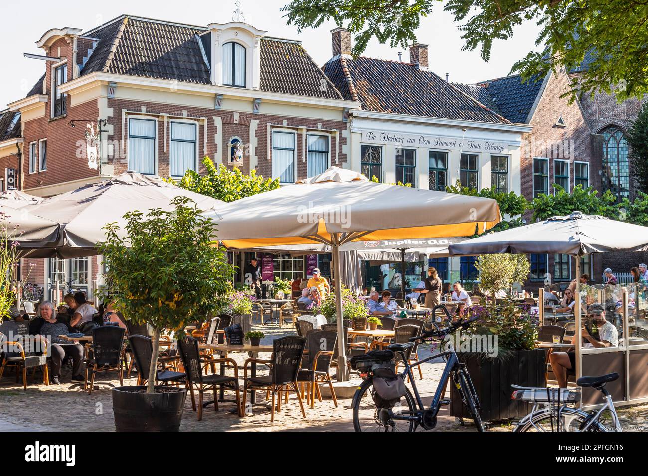 Les gens apprécient la terrasse sur la place de la ville dans le centre de Workum. Banque D'Images