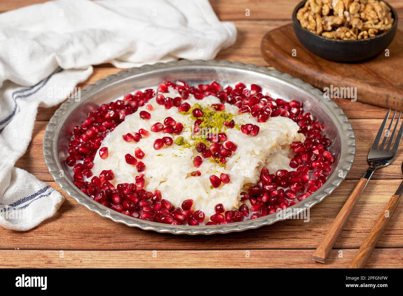 Dessert Gullac. Dessert lactée fait spécial pour le mois du Ramadan. Spécialités turques traditionnelles. dessert gullac sur une assiette de cuivre Banque D'Images