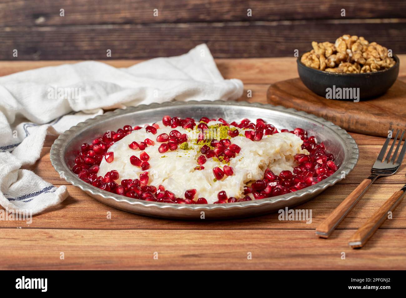 Dessert Gullac. Dessert lactée fait spécial pour le mois du Ramadan. Spécialités turques traditionnelles. dessert gullac sur une assiette de cuivre Banque D'Images