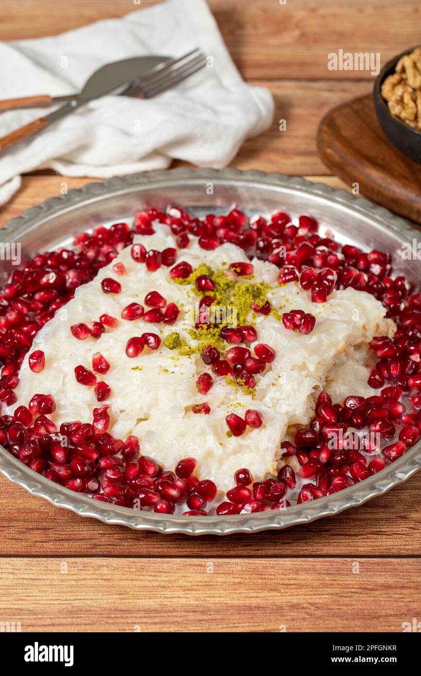 Dessert Gullac. Dessert lactée fait spécial pour le mois du Ramadan. Spécialités turques traditionnelles. dessert gullac sur une assiette de cuivre. Fermer u Banque D'Images