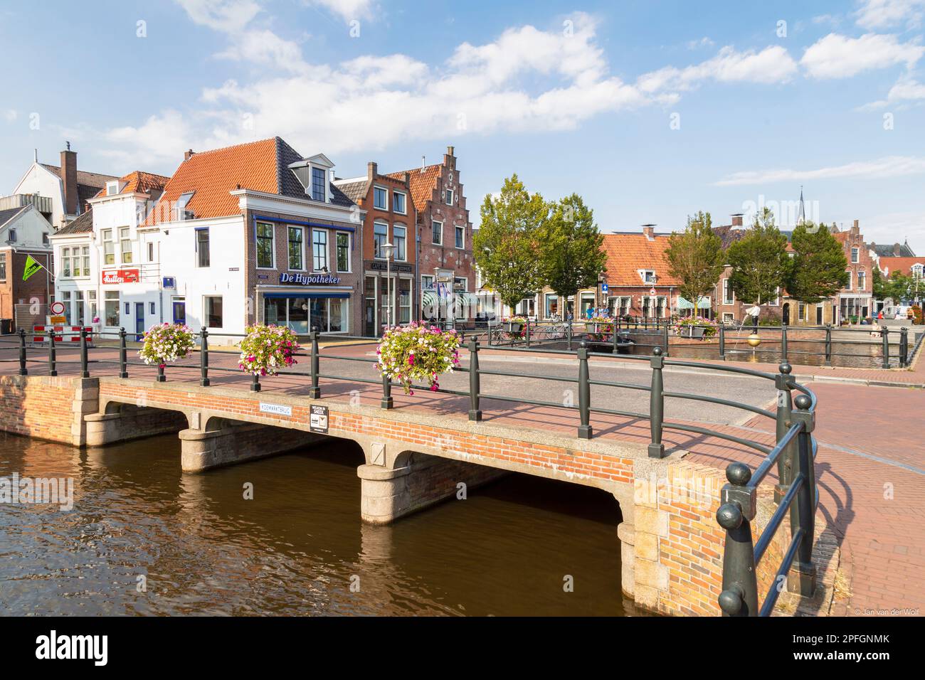 Paysage urbain de la pittoresque ville néerlandaise de Sneek en Frise. Banque D'Images